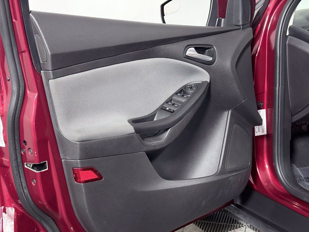 Used 2014 Ford Focus SE FWD image 25