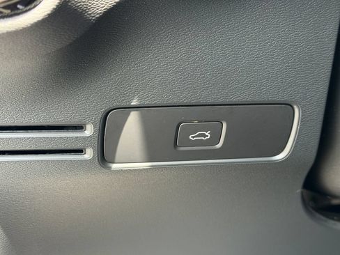 Certified 2023 Volvo XC40 B5 Plus w/ Driver Assist Package AWD/4WD image 41