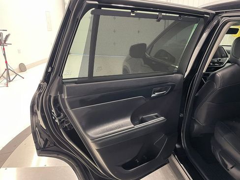 Used 2023 Toyota Highlander XLE image 19