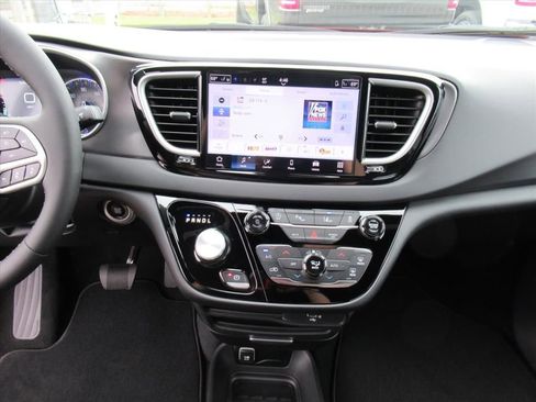 New 2026 Chrysler Voyager LX image 19