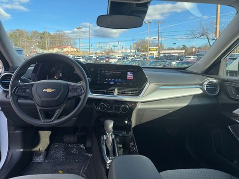 Used 2025 Chevrolet Trax LT image 27