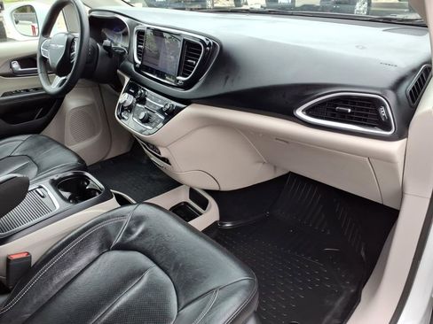 Used 2022 Chrysler Pacifica Touring-L FWD image 4