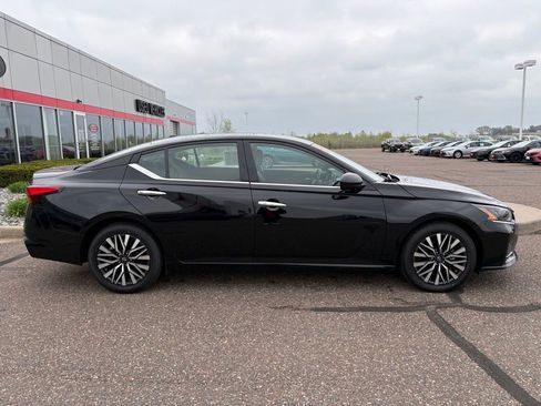 Used 2025 Nissan Altima 2.5 SV FWD image 2