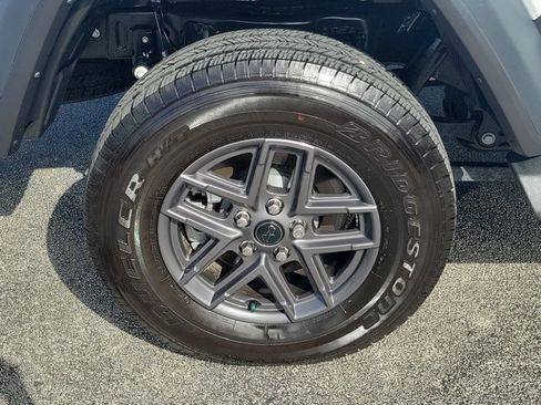 Certified 2025 Jeep Gladiator Sport AWD/4WD image 9