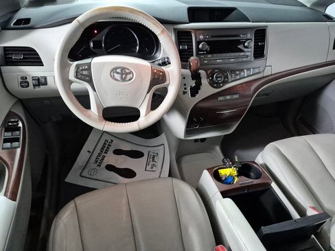 Used 2013 Toyota Sienna XLE image 2
