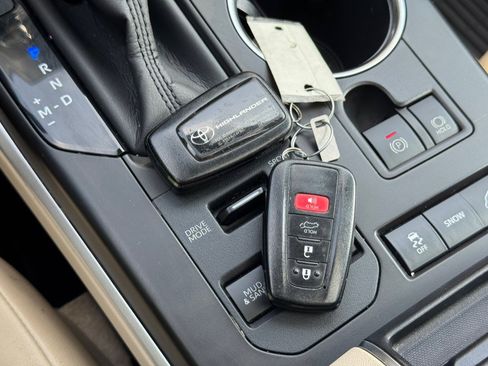 Used 2020 Toyota Highlander XLE image 73