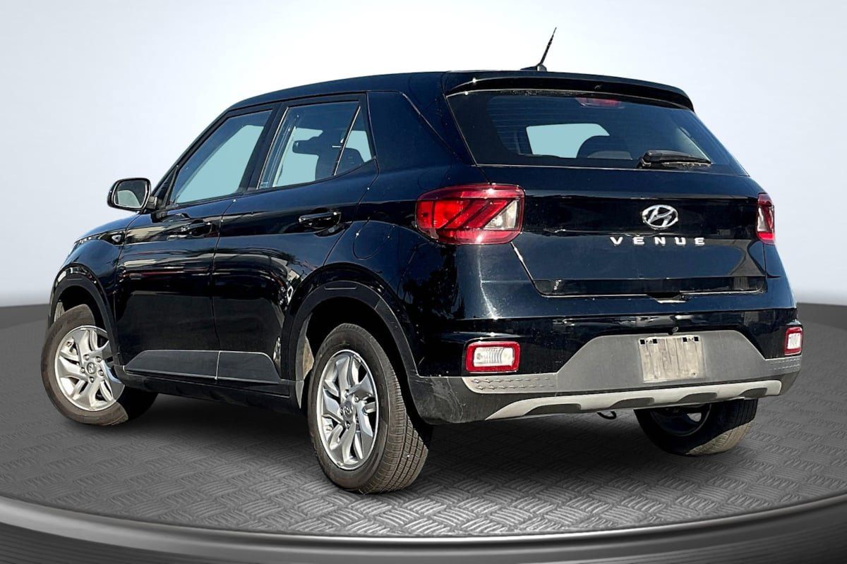 Used 2024 Hyundai Venue SE FWD image 2