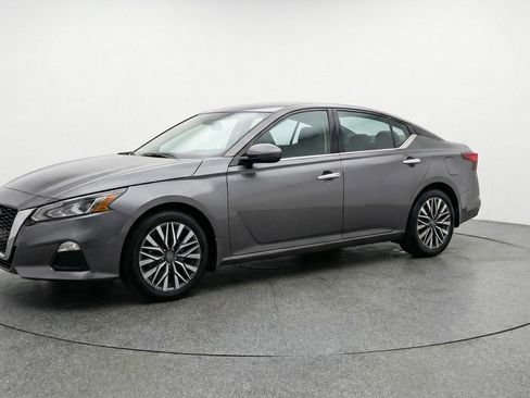 Used 2025 Nissan Altima 2.5 SV FWD image 3