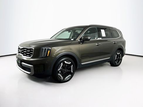 Used 2025 Kia Telluride S FWD image 3