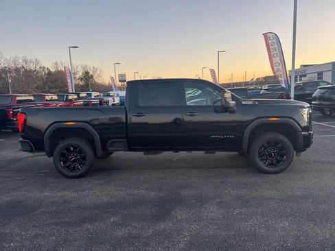 Used 2024 GMC Sierra 2500 AT4 image 2
