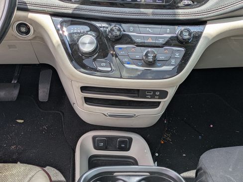 Used 2019 Chrysler Pacifica Limited FWD image 16