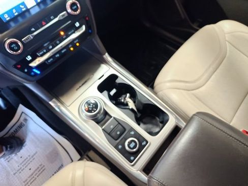 Used 2020 Ford Explorer Platinum w/ Premium Technology Package AWD/4WD image 18