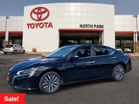 Used 2025 Nissan Altima 2.5 SV FWD image 1