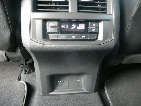 Used 2022 Volkswagen Atlas SE image 36