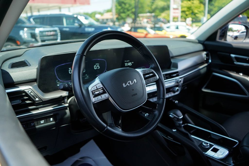 Used 2025 Kia Telluride S FWD image 5
