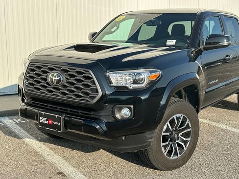 Used 2020 Toyota Tacoma TRD Sport w/ Technology Package AWD/4WD image 2