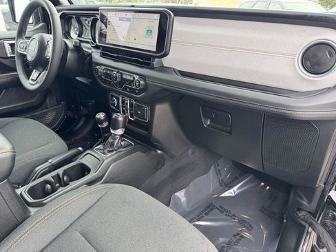 Used 2025 Jeep Wrangler Sahara image 8