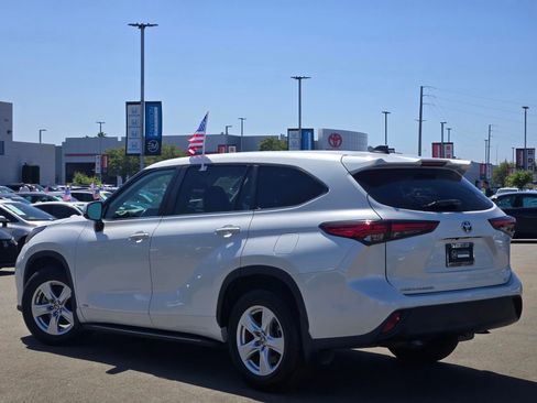 Used 2023 Toyota Highlander LE AWD/4WD image 5