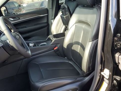 Certified 2025 Jeep Grand Cherokee Limited image 24