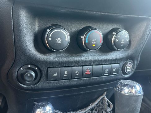 Used 2014 Jeep Wrangler Unlimited Rubicon AWD/4WD image 34