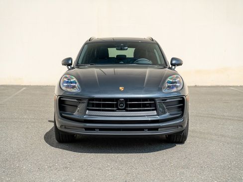 Certified 2025 Porsche Macan AWD/4WD image 6