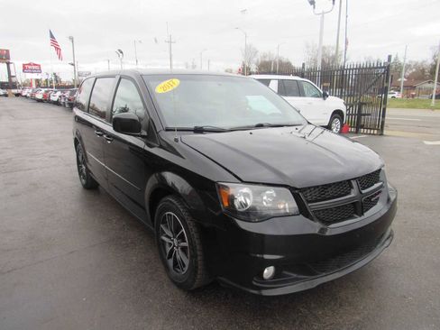Used 2017 Dodge Grand Caravan GT image 3