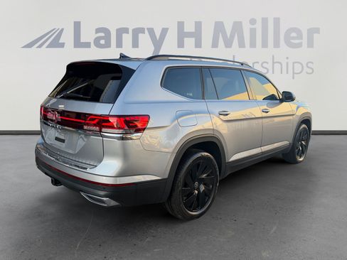 Used 2024 Volkswagen Atlas SE w/ Panoramic Sunroof Package FWD image 5