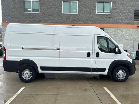 Used 2024 RAM ProMaster 2500 w/ Convenience Group FWD image 2