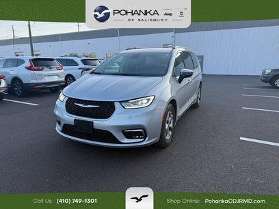 Used 2023 Chrysler Pacifica Limited w/ Uconnect Theater Family Group