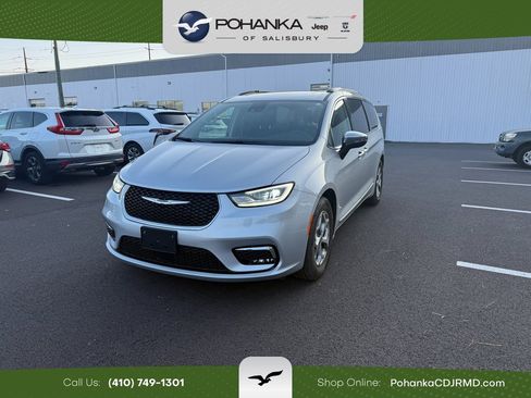 Used 2023 Chrysler Pacifica Limited w/ Uconnect Theater Family Group image 1