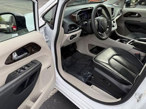 Used 2024 Chrysler Pacifica Limited w/ Uconnect Theater Family Group FWD image 20