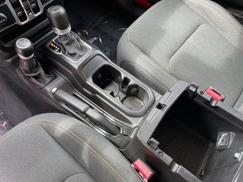 Used 2024 Jeep Wrangler Unlimited w/ Convenience Group AWD/4WD image 9
