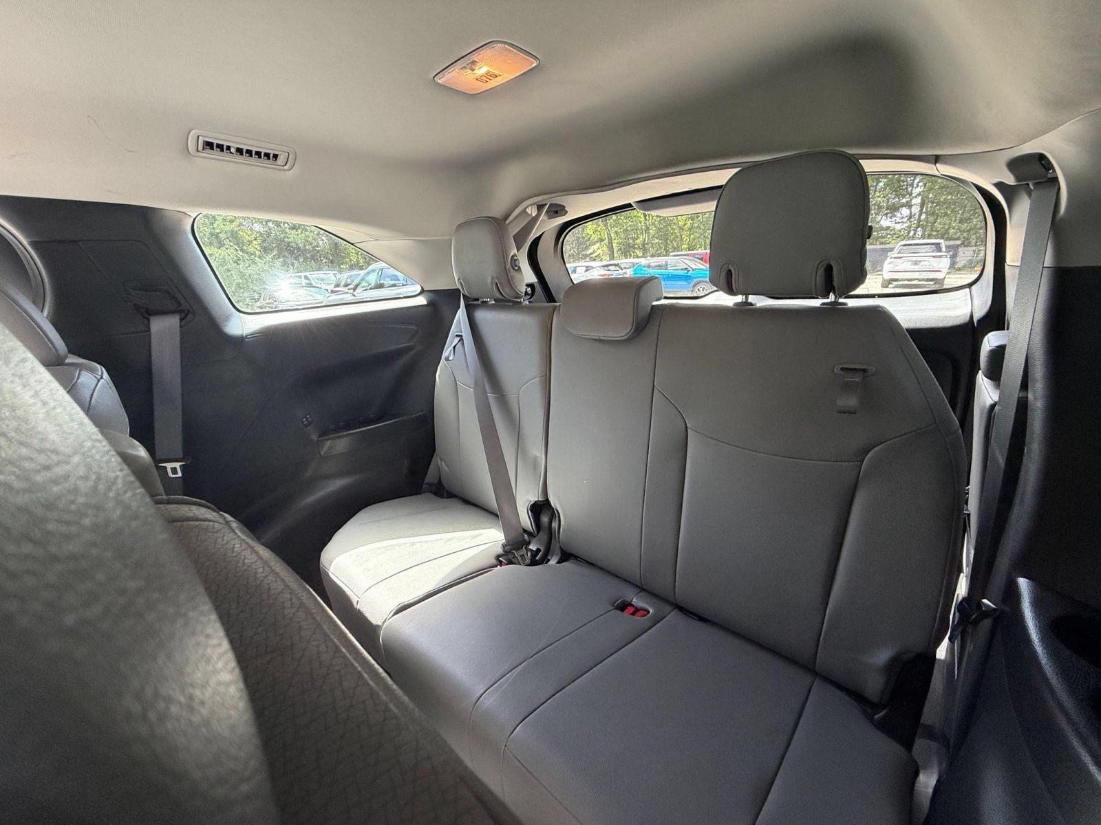 Used 2025 Toyota Sienna XLE FWD image 30