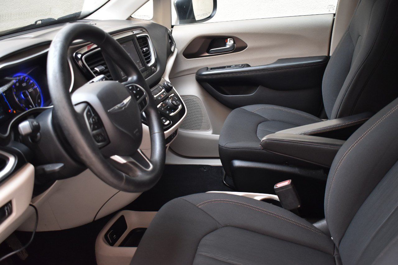 Used 2019 Chrysler Pacifica L FWD image 15