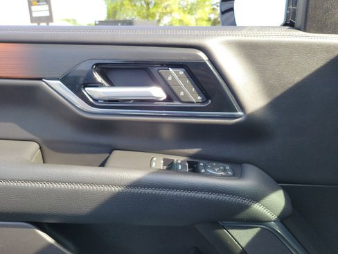 Used 2025 GMC Yukon Denali AWD/4WD image 17
