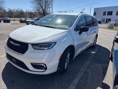 Used 2024 Chrysler Pacifica Touring-L FWD image 12