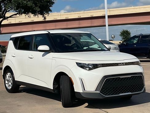 Used 2025 Kia Soul LX w/ LX Technology Package FWD image 3