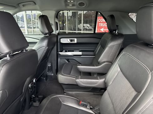 Used 2022 Ford Explorer Limited w/ Equipment Group 301A AWD/4WD image 29