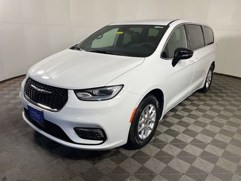 Used 2025 Chrysler Pacifica Select image 3