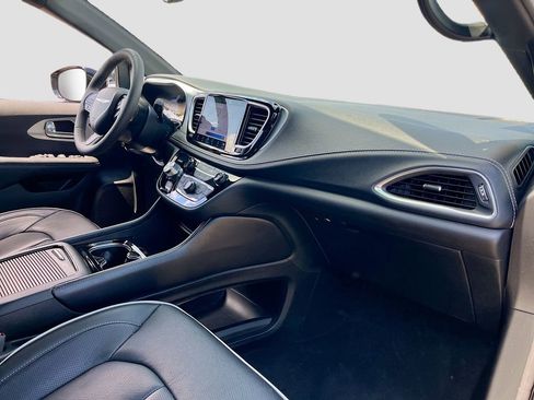 Used 2025 Chrysler Pacifica Limited FWD image 31