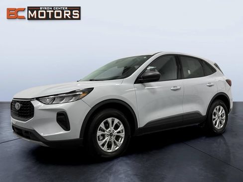 Used 2025 Ford Escape Active AWD/4WD image 2