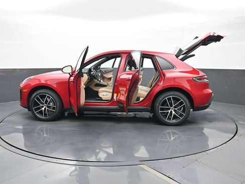 Certified 2023 Porsche Macan AWD/4WD image 29