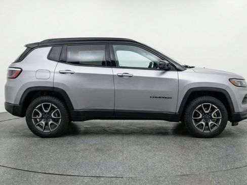 Used 2025 Jeep Compass Trailhawk AWD/4WD image 11