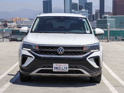 Certified 2024 Volkswagen Taos SE FWD image 2