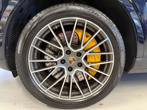 Used 2022 Porsche Cayenne Platinum Edition image 20