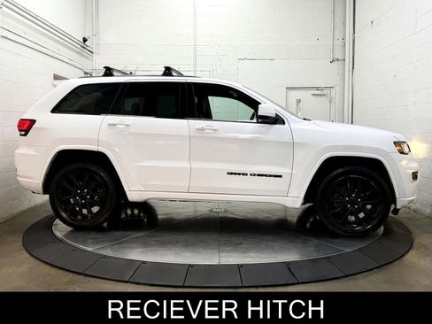 Used 2017 Jeep Grand Cherokee Altitude AWD/4WD image 9
