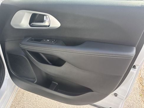 Used 2024 Chrysler Pacifica Touring-L w/ S Appearance Package image 26