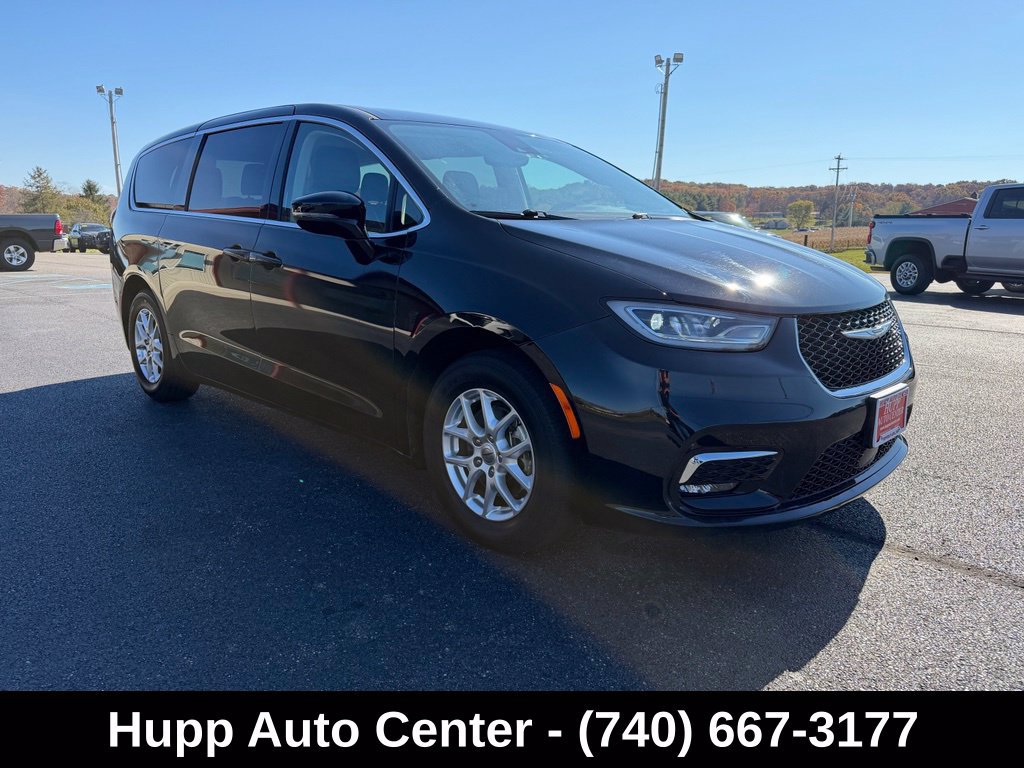 Used 2024 Chrysler Pacifica Touring-L FWD image 3