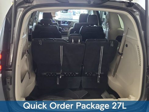 Used 2023 Chrysler Pacifica Touring-L FWD image 3