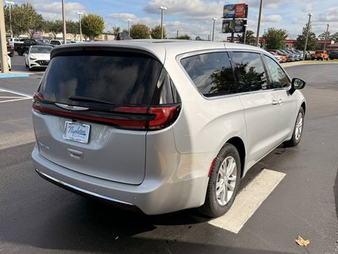 New 2026 Chrysler Pacifica Select image 8